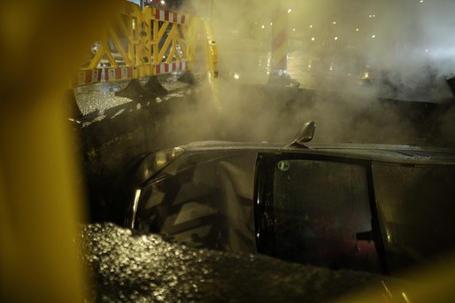 GALERIE FOTO Poveste din București - O mașină a căzut în groapa RADET
