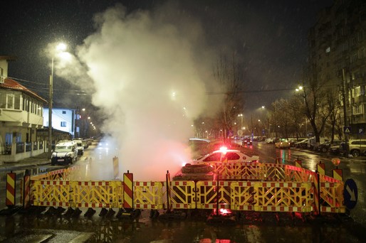 GALERIE FOTO Poveste din București - O mașină a căzut în groapa RADET