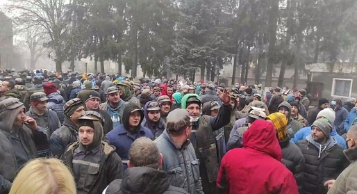 Sute de mineri protestează în fața sediului Complexului Energetic Hunedoara. Cei blocați în subteranul Minei Lupeni amenință cu declanșarea grevei foamei