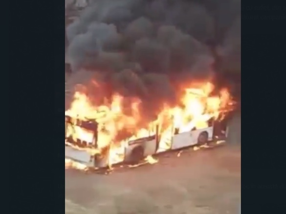 FOTO Un autobuz plin cu călători a luat foc