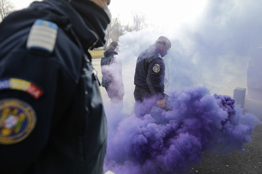 VIDEO&FOTO Protest cu fumigene și scandal la Cotroceni. Polițiștii s-au îmbrâncit cu jandarmii