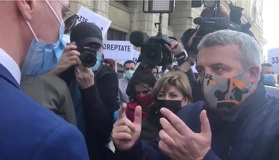 VIDEO Epic fail: Ministrul Justiției a discutat cu protestari greșiți, crezând că sunt pentru dosarul 10 august