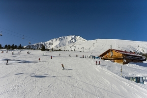 Sute de turiști, pe pârtiile de mare altitudine din Sinaia, unde se schiază