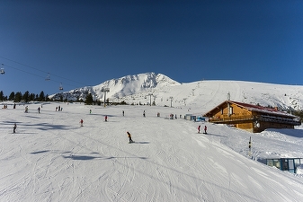 Sute de turiști, pe pârtiile de mare altitudine din Sinaia, unde se schiază