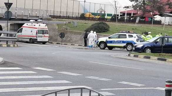 FOTO Ambulanță rămasă blocată la intrarea într-un pasaj din Râmnicu Vâlcea