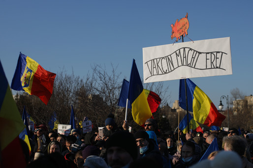 GALERIE FOTO Protest în Parcul Izvor din Capitală față de vaccinarea obligatorie și introducerea pașaportului de vaccinare