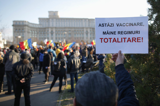 GALERIE FOTO Protest în Parcul Izvor din Capitală față de vaccinarea obligatorie și introducerea pașaportului de vaccinare