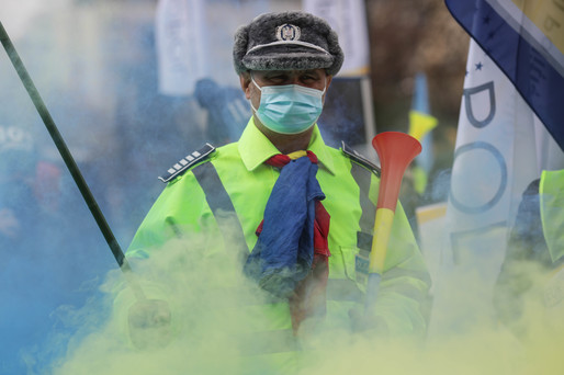 VIDEO&FOTO Protest cu fumigene la Ministerul de Interne – Polițiștii cer demisia ministrului