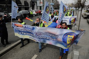 VIDEO&FOTO Protest cu fumigene la Ministerul de Interne – Polițiștii cer demisia ministrului