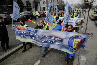 VIDEO&FOTO Protest cu fumigene la Ministerul de Interne – Polițiștii cer demisia ministrului