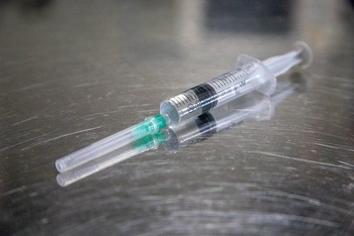 Persoanele vaccinate cu două doze nu transmit aproape niciodată virusul - studiu SUA