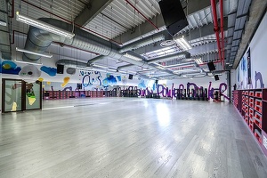 FOTO Protest al sportivilor și pasionaților de fitness față de închiderea sălilor de sport, la Oradea. Sportivii fac exerciții, pe muzică, în centrul orașului 