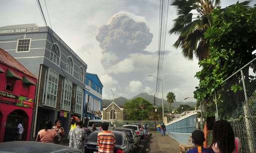 VIDEO Vulcanul La Soufrière din insula caraibiană Saint Vincent a erupt violent, împrăștiind nori groși de cenușă. Mii de persoane au fost evacuate

