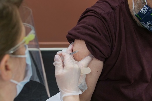 Peste 56.000 de persoane au fost vaccinate împotriva COVID-19 în ultimele 24 de ore. Au fost raportate 73 de reacții adverse