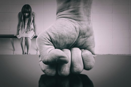 Parlamentul anunță "revoluție" în legislația românească pentru protecția victimelor violenței domestice. Agresorii, monitorizați cu brățară electronică. Fază-pilot cu costuri estimative de 3,49 milioane euro