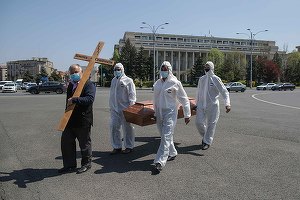 FOTO Firmele de pompe funebre au venit cu dricuri la Guvern