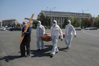 FOTO Firmele de pompe funebre au venit cu dricuri la Guvern