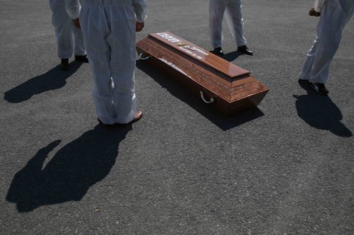 FOTO Firmele de pompe funebre au venit cu dricuri la Guvern
