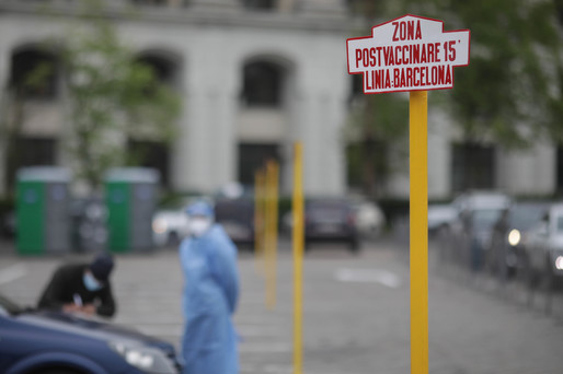 FOTO Primul centru de vaccinare drive-through din București, deschis în Piața Constituției