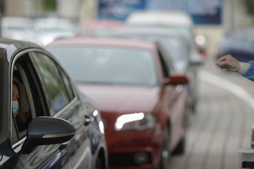 FOTO Primul centru de vaccinare drive-through din București, deschis în Piața Constituției