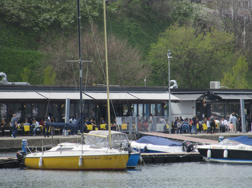 FOTO Terasele din Mamaia și din Portul Tomis, principalele atracții pentru turiști de 1 mai. Faleza din Constanța și centrul stațiunii au fost luate cu asalt de turiști