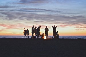 FOTO Petrecere cu sute de tineri pe plaja din Vama Veche fără respectarea regulilor, oprită de polițiști