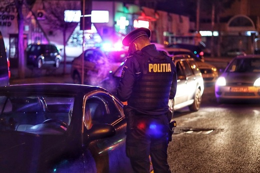 Un polițist îi scrie ministrului că uniforma este ”total depășită”: Am petrecut jumătate din program cu pantalonii rupți între picioare și nu numai!