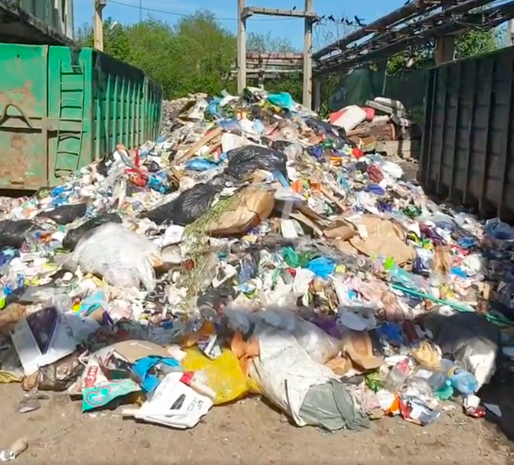 VIDEO Șeful Gărzii de Mediu: Mii de tone de deșeuri depozitate într-o pseudostație de sortare la Platforma Nitramonia, județul Brașov