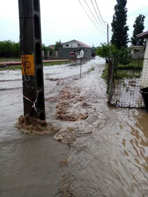 VIDEO Constanța: 13 gospodării inundate, patru mașini avariate și patru turiști salvați de pe plajă în urma inundațiilor din Tuzla