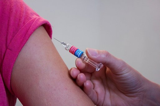 Copiii cu vârsta de 12 ani și peste se pot vaccina împotriva COVID-19. Ei pot fi programați în platformă prin contul părinților și li se va administra serul Pfizer