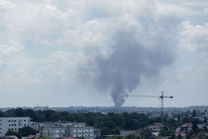 UPDATE FOTO Incendiu la un depozit de deșeuri din Capitală. În interior sunt butelii și recipiente sub presiune