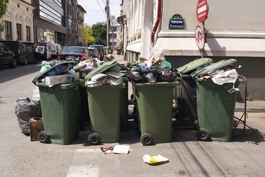 Soluție pentru deblocarea crizei gunoaielor din sectorul 1. Romprest reia colectarea după ce 3 firme au pus la dispoziție stațiile lor de sortare. Primarul Clotilde Armand anunță plângeri penale