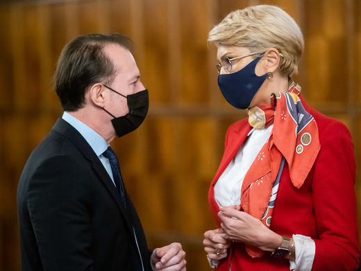 ULTIMA ORĂ Guvernul a semnat legea: Bugetarii vor putea munci la stat până la 70 de ani, doar pe salariu. Cumul permis pentru câteva categorii. Parlamentul va decide