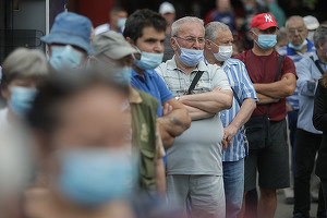 FOTO Centru de vaccinare deschis în Piața Obor, persoane atrase cu "Mici cu de toate pentru vaccinare”