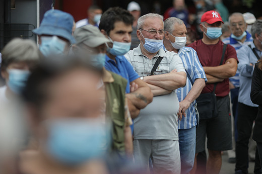 FOTO Centru de vaccinare deschis în Piața Obor, persoane atrase cu "Mici cu de toate pentru vaccinare”