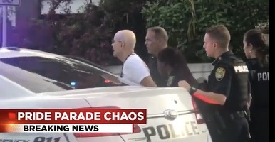 O camionetă a intrat în oameni la o paradă gay în Statele Unite