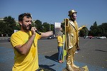 FOTO Protest pentru Roșia Montană în fața Guvernului, cu o statuie vivantă reprezentându-l pe Florin Cîțu