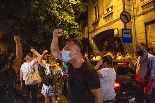 FOTO Șeful Sindicatului Metrou, Ion Rădoi, așteptat în miez de noapte în fața DNA de sindicaliști pentru a fi protejat