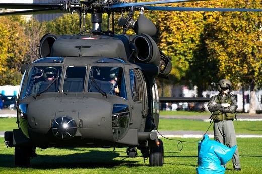 VIDEO&FOTO Incident unic în București - Un elicopter militar Black Hawk, forțat să aterizeze în centrul orașului