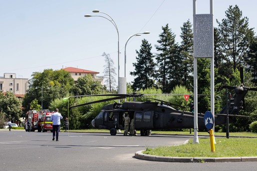 VIDEO&FOTO Incident unic în București - Un elicopter militar Black Hawk, forțat să aterizeze în centrul orașului