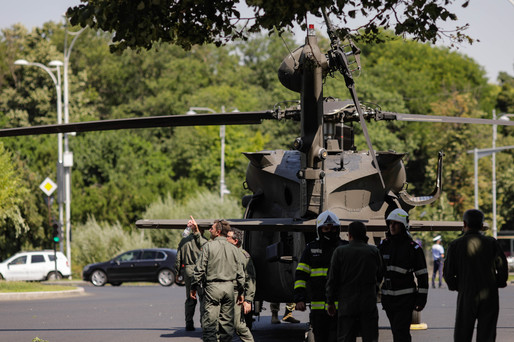VIDEO&FOTO Incident unic în București - Un elicopter militar Black Hawk, forțat să aterizeze în centrul orașului