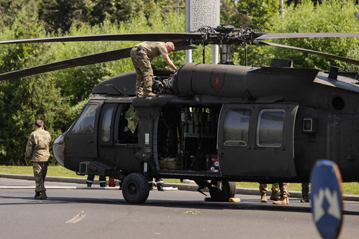 VIDEO&FOTO Incident unic în București - Un elicopter militar Black Hawk, forțat să aterizeze în centrul orașului