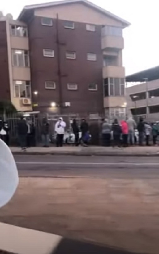 VIDEO Cozi uriașe pentru mâncare în Africa de Sud. Polițiști înarmați protejează camioanele cu alimente. Sute de magazine și afaceri au fost jefuite