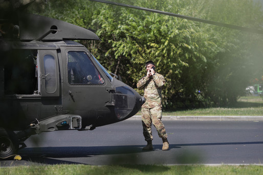 VIDEO Polițiștii care au oprit circulația la aterizarea Black Hawk au primit Emblema de Onoare