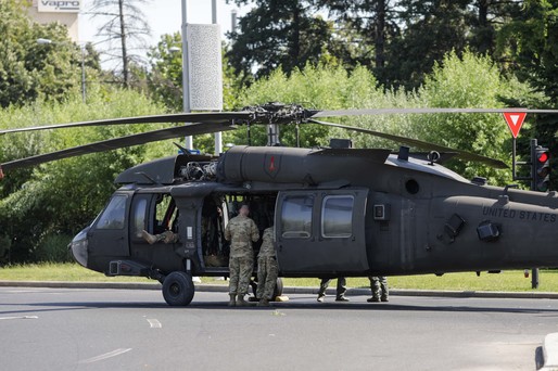 VIDEO Polițiștii care au oprit circulația la aterizarea Black Hawk au primit Emblema de Onoare