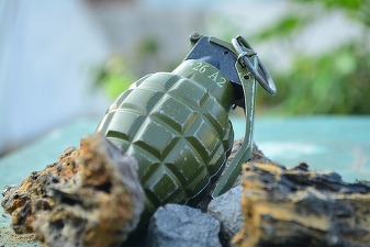 Grenade defensive din al Doilea Război Mondial, descoperite într-un fost cinematograf din Sinaia