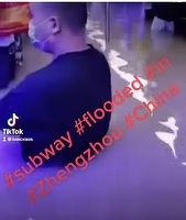 VIDEO INEDIT Pasagerii unui metrou din China, blocați în tren de apă