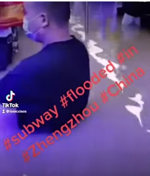 VIDEO INEDIT Pasagerii unui metrou din China, blocați în tren de apă