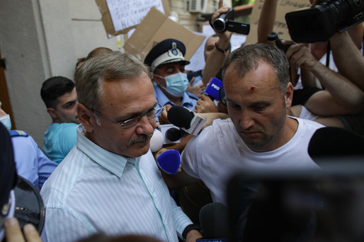 FOTO Liviu Dragnea, la sediul DNA. Scandal între susținătorii și contestatarii fostului lider al PSD