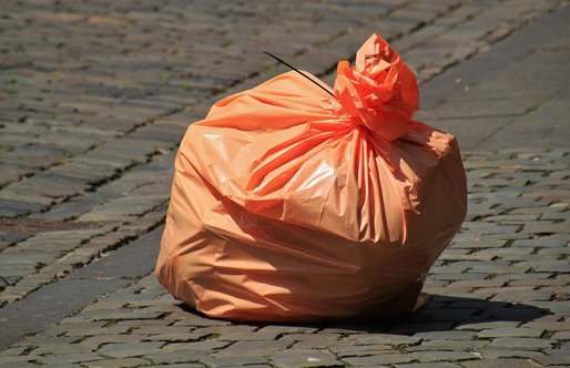 Locuitorii unui oraș din România, puși să agațe gunoiul în cui, în fața blocului, la ore fixe: "Sistemul ăsta e de neînțeles. Își bate joc de oameni!"